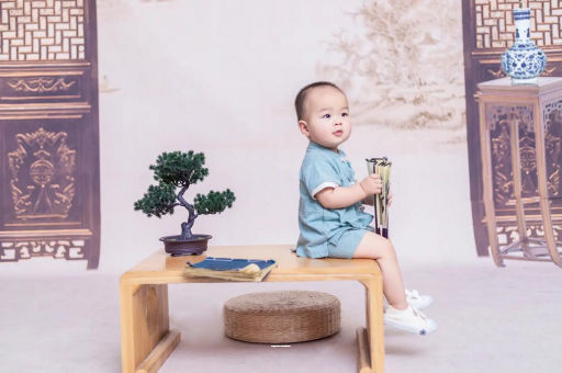 南城宝宝边吃奶边挣扎烦躁